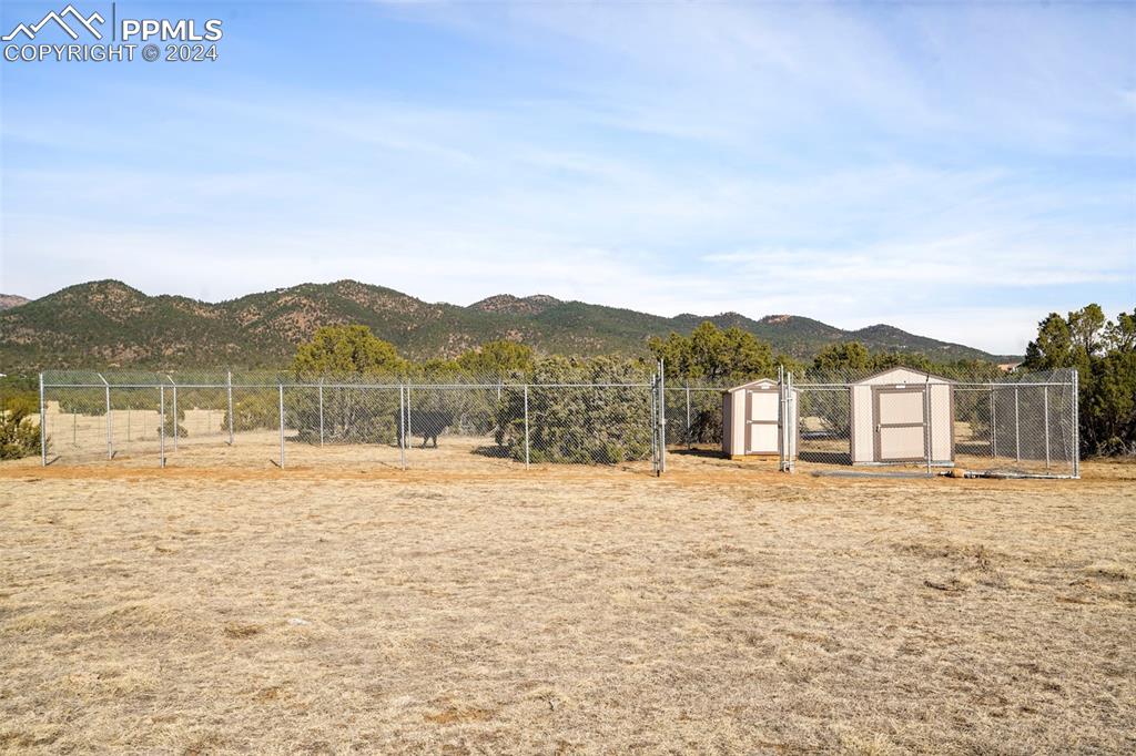 Image 42 of 44: Brand New Calving Enclosure - Predator deterrent!