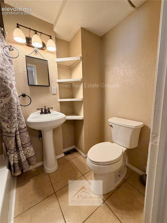 Image 13 of 16: Bathroom
