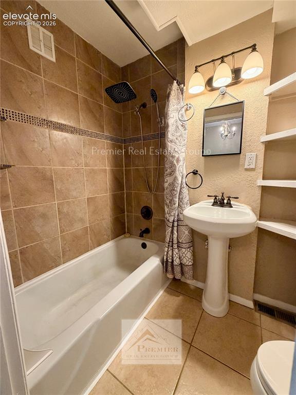 Image 14 of 16: Bathroom