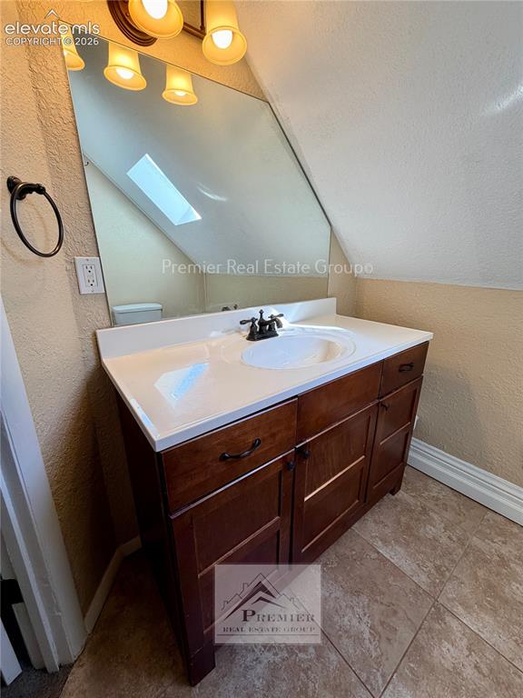Image 15 of 16: Bathroom