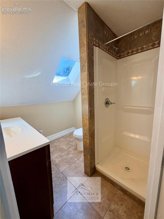 Image 16 of 16: Bathroom