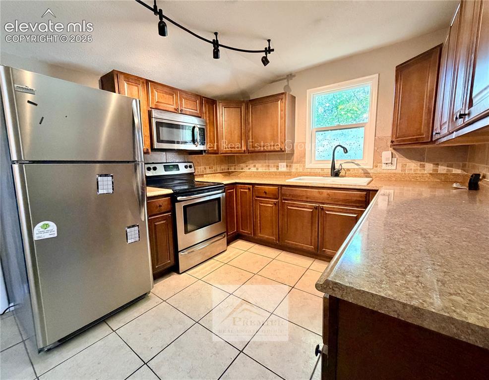 Image 6 of 16: Kitchen