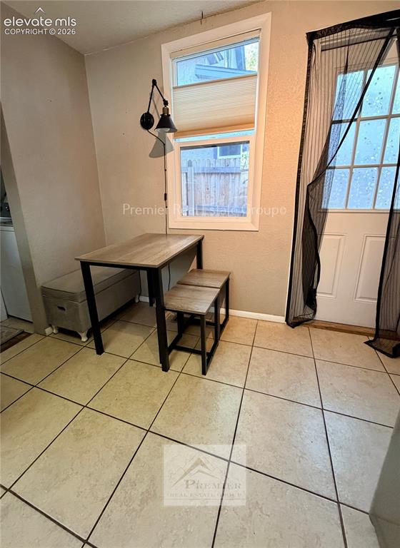 Image 7 of 16: Dining Area