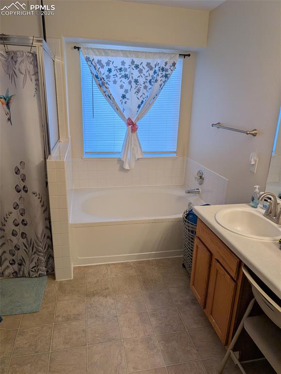 Image 13 of 28: Bathroom