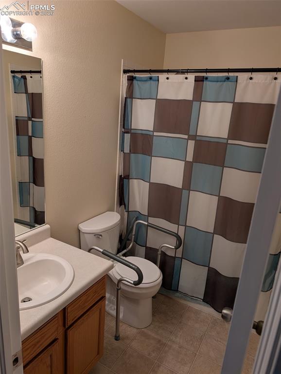 Image 14 of 28: Bathroom