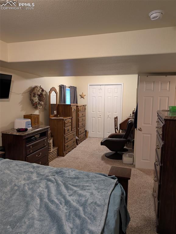 Image 19 of 28: Bedroom