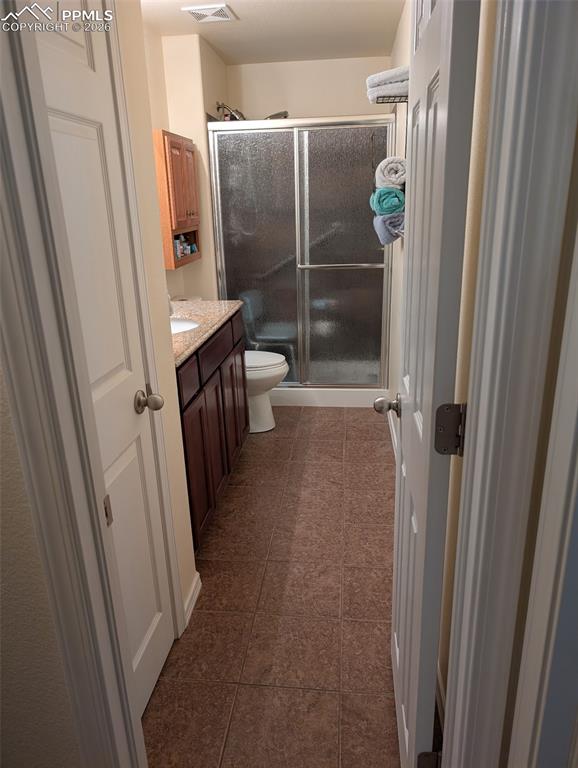 Image 20 of 28: Bathroom