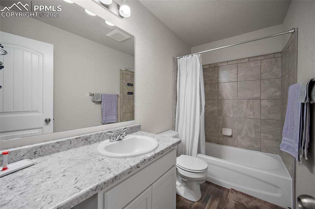 Image 14 of 22: Bathroom