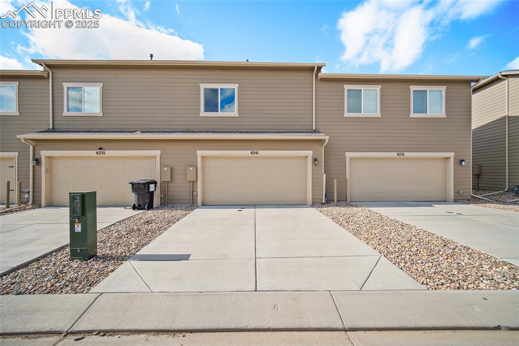 Image 17 of 22: Garage