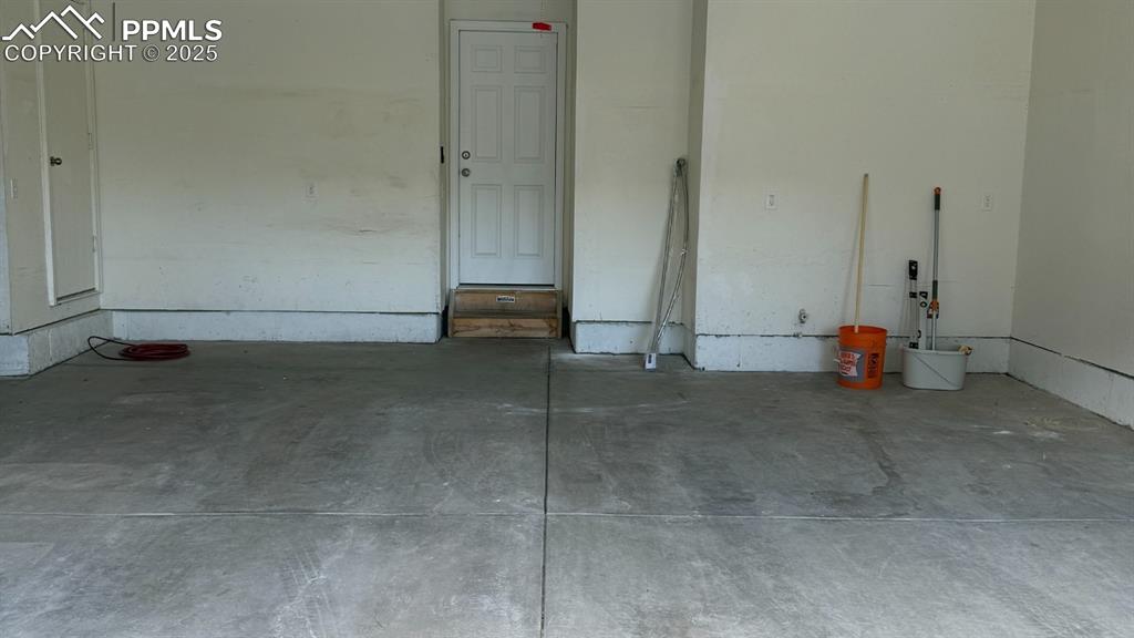 Image 20 of 29: Garage