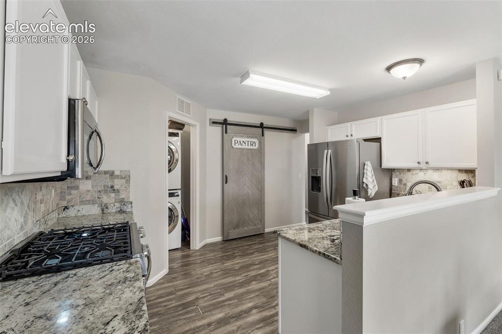Image 10 of 27: Kitchen