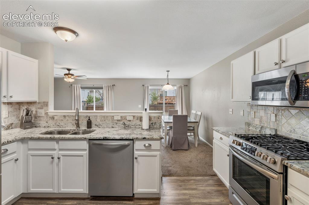 Image 11 of 27: Kitchen