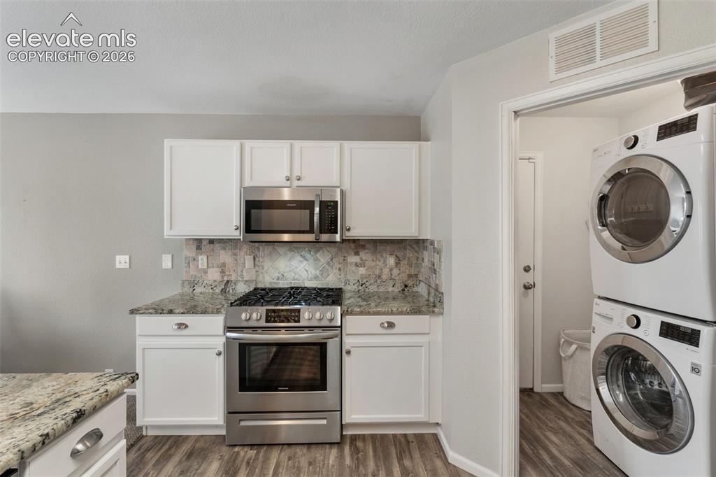 Image 12 of 27: Kitchen