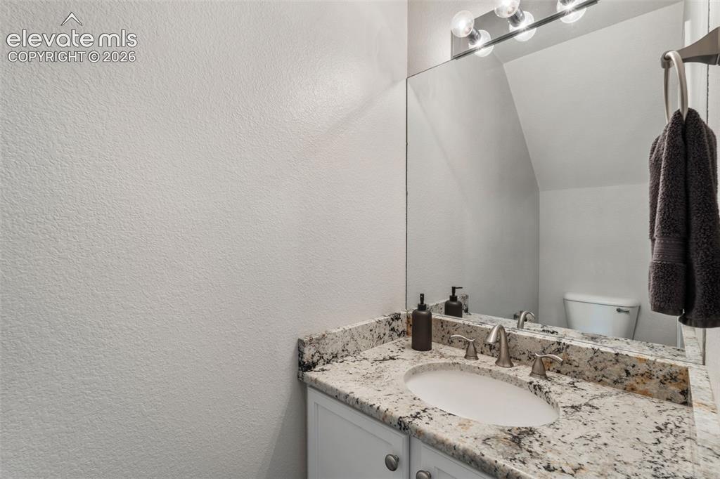 Image 14 of 27: Bathroom