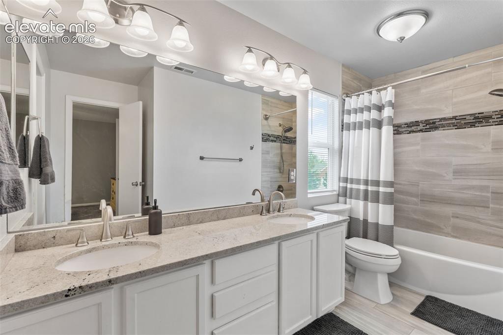 Image 17 of 27: Bathroom