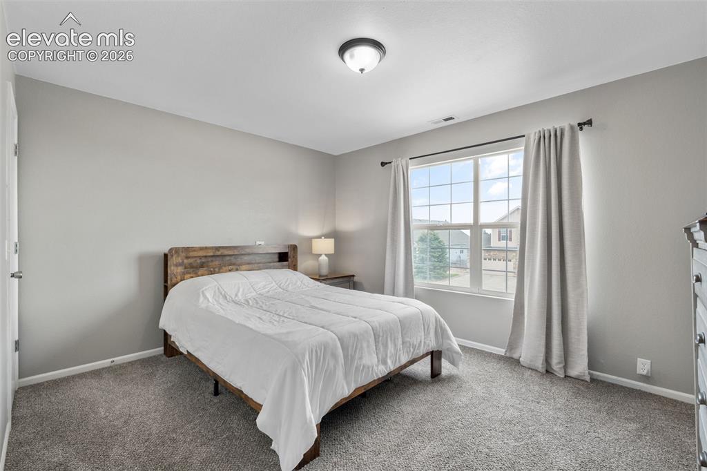 Image 18 of 27: Bedroom