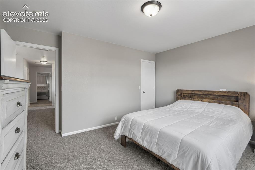 Image 19 of 27: Bedroom