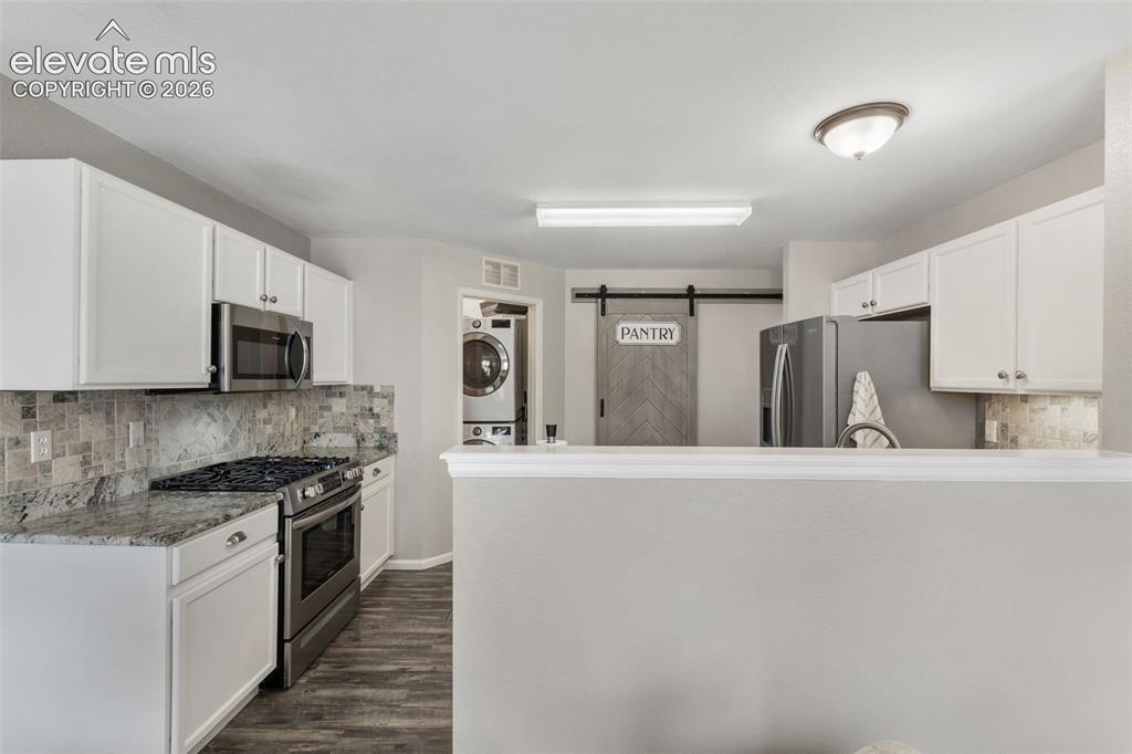 Image 9 of 27: Kitchen