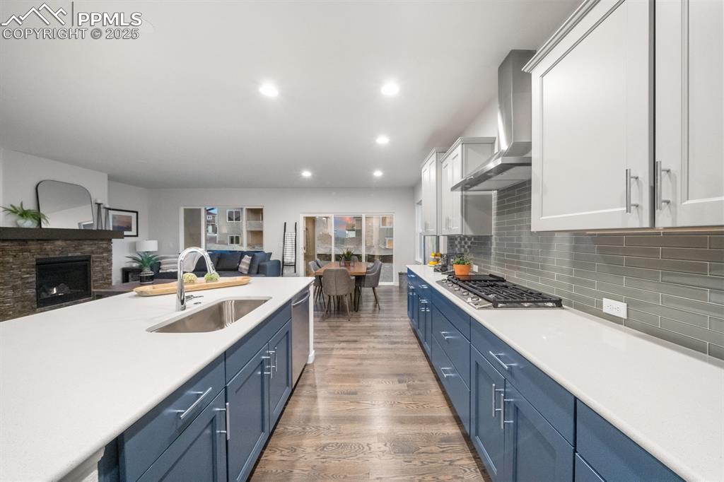 Image 14 of 30: Kitchen