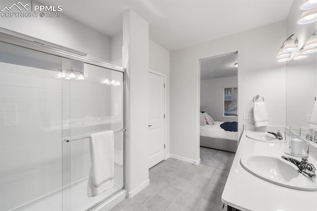 Image 17 of 30: Bathroom