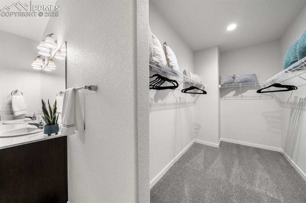 Image 18 of 30: Closet