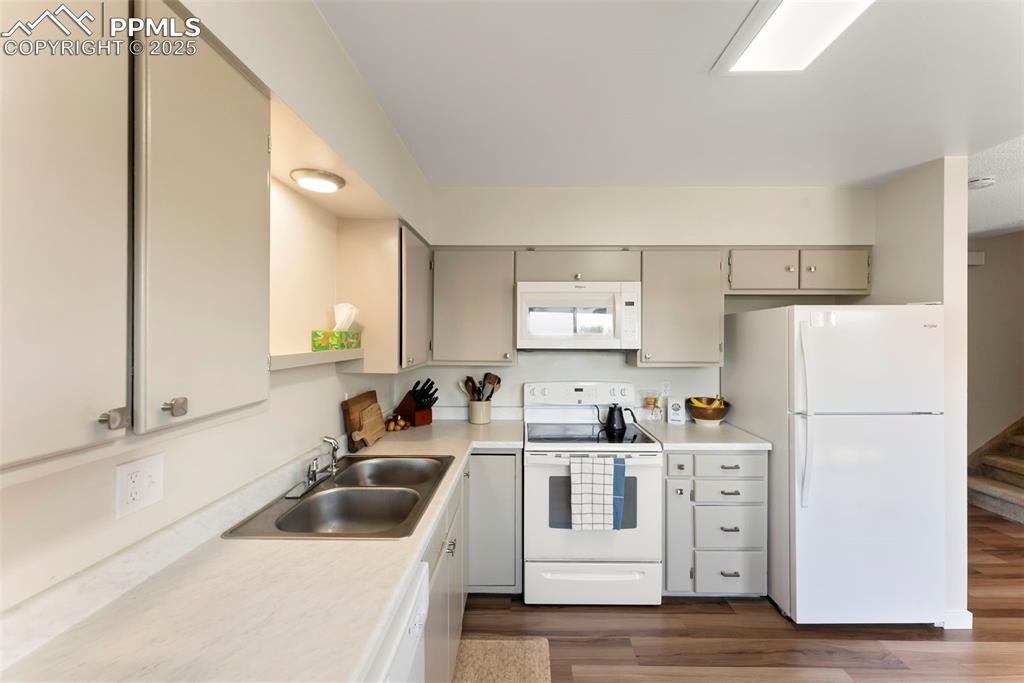 Image 9 of 37: Kitchen