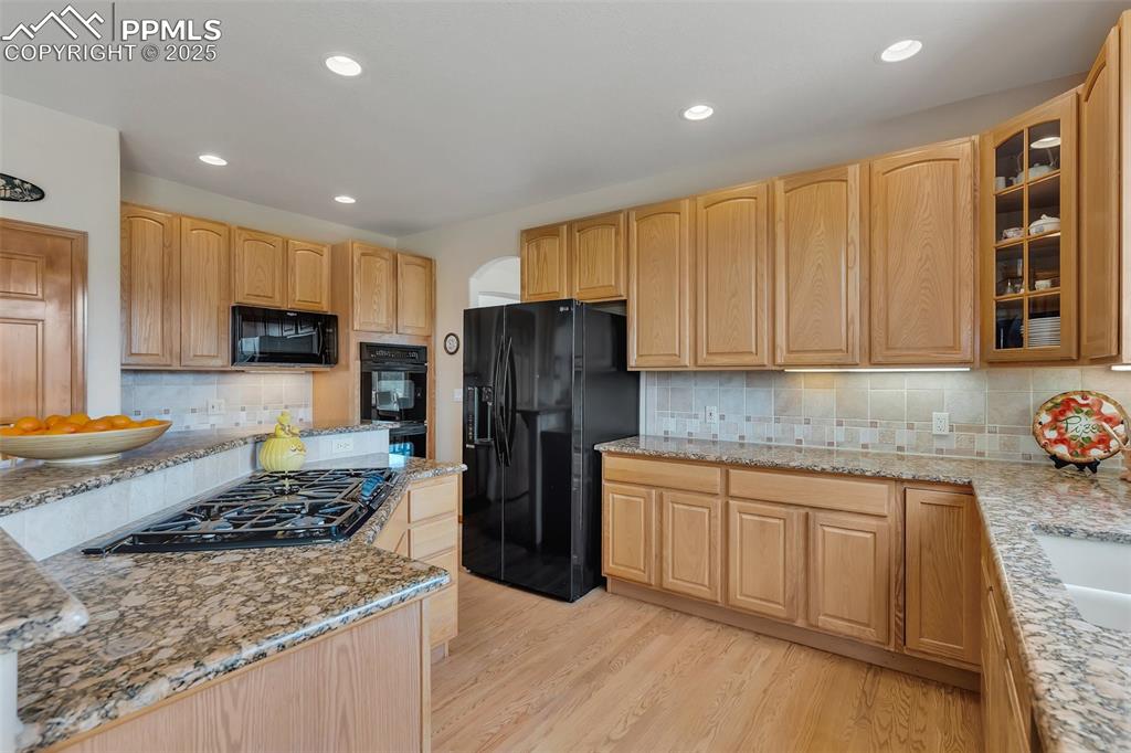 Image 12 of 50: Kitchen