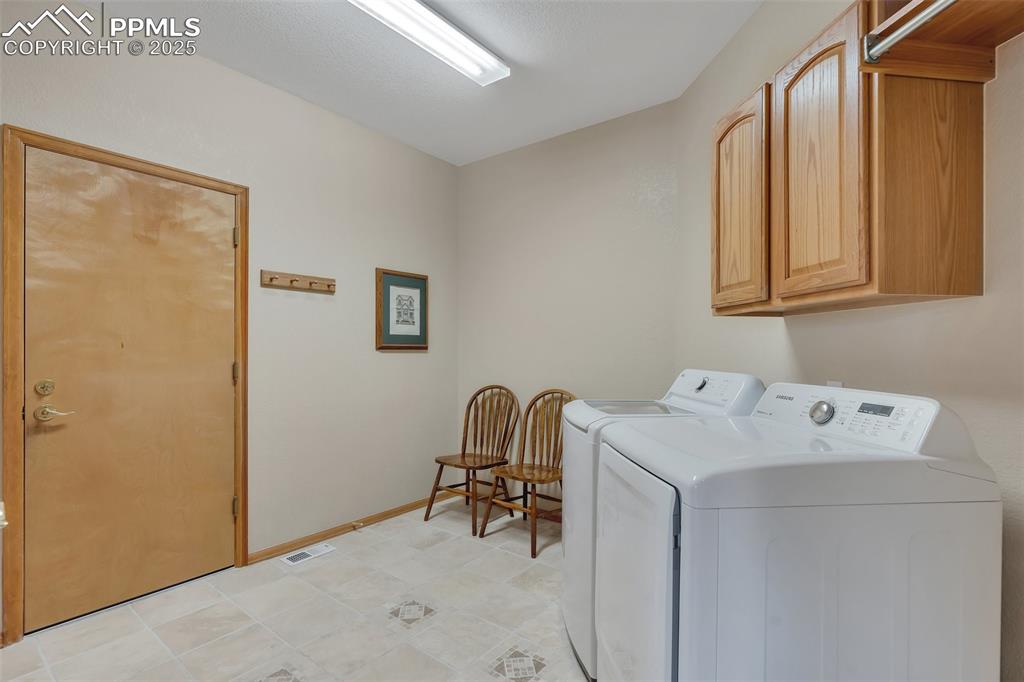 Image 19 of 50: Laundry