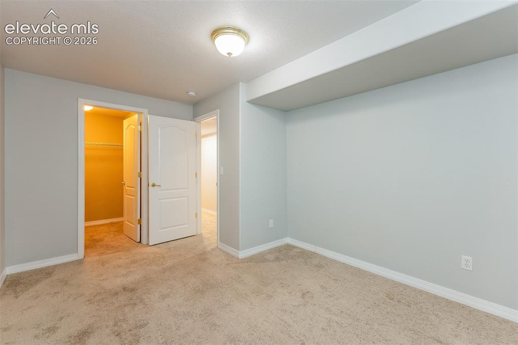 Image 17 of 25: Bedroom