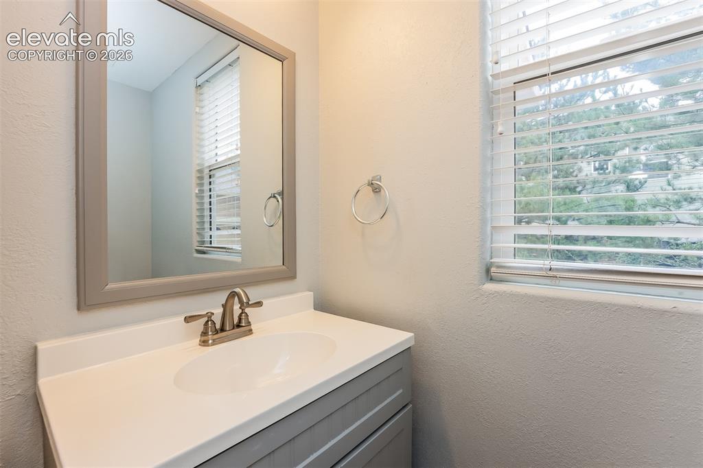 Image 19 of 25: Bathroom