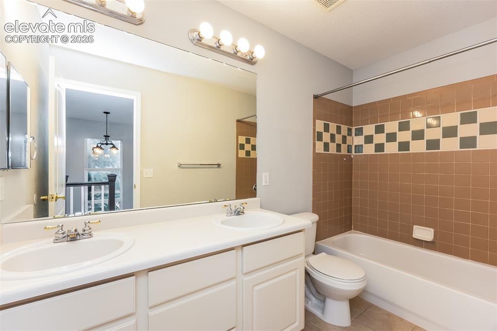 Image 20 of 25: Bathroom