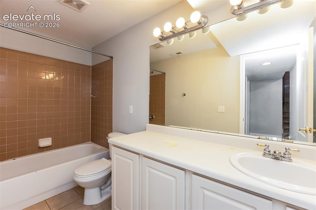 Image 21 of 25: Bathroom