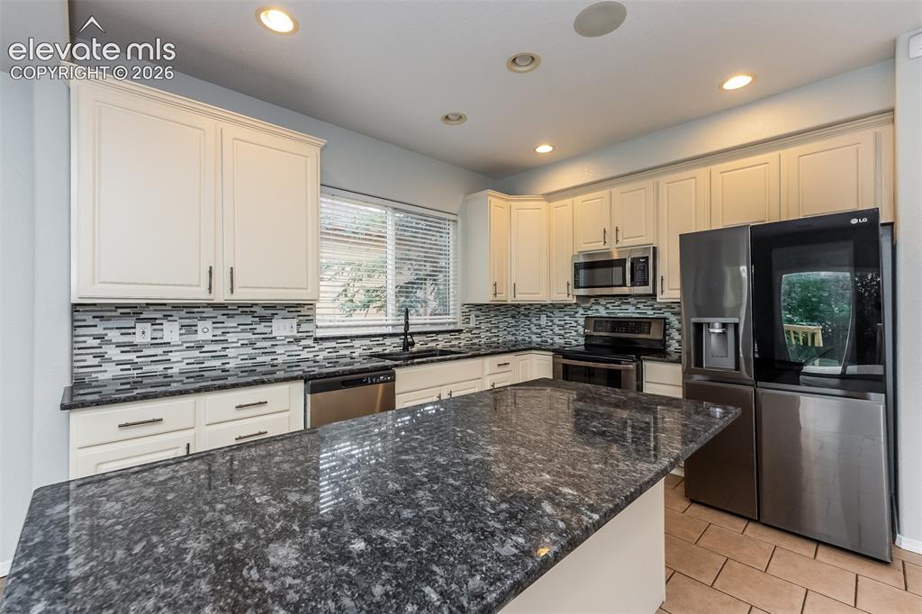 Image 7 of 25: Kitchen