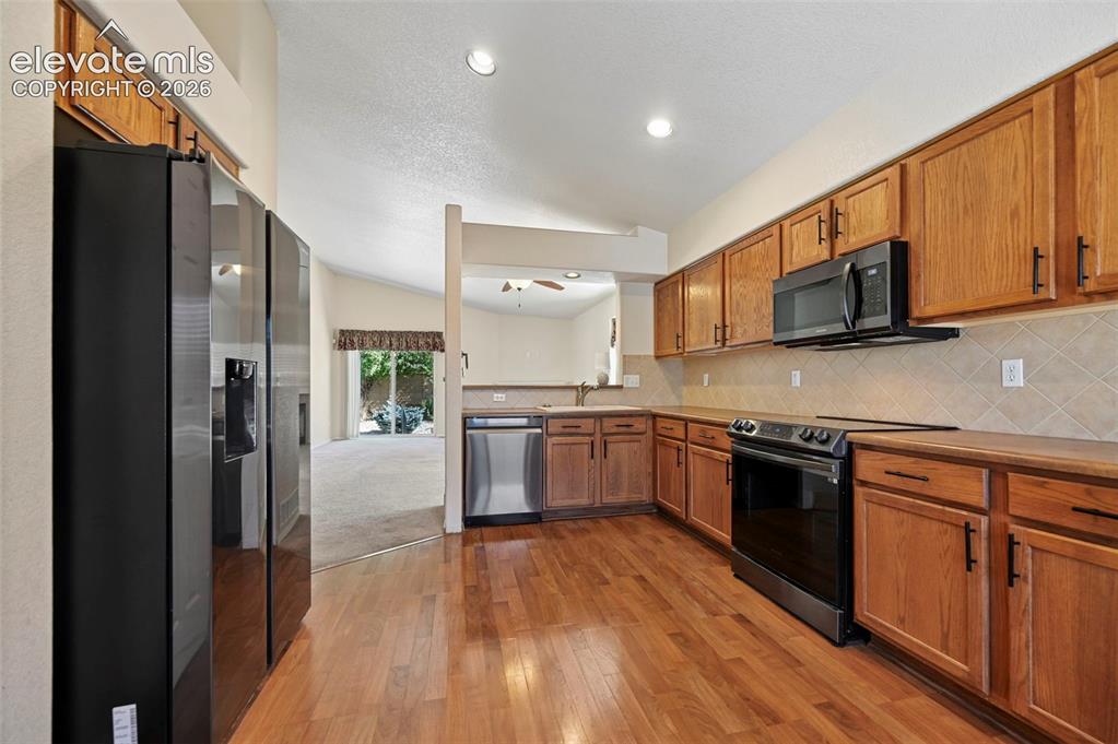 Image 9 of 36: Kitchen