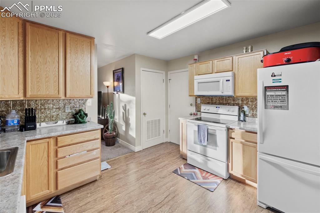 Image 10 of 46: Kitchen