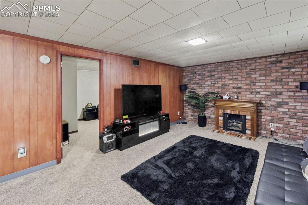 Image 16 of 46: Living Room