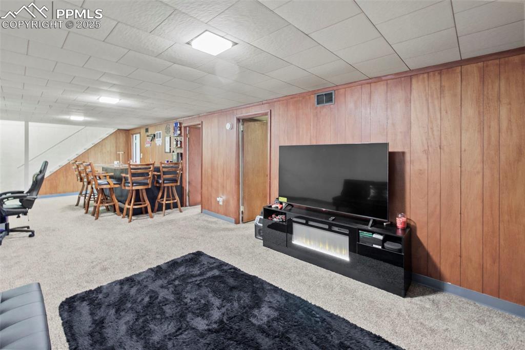 Image 17 of 46: Living Room