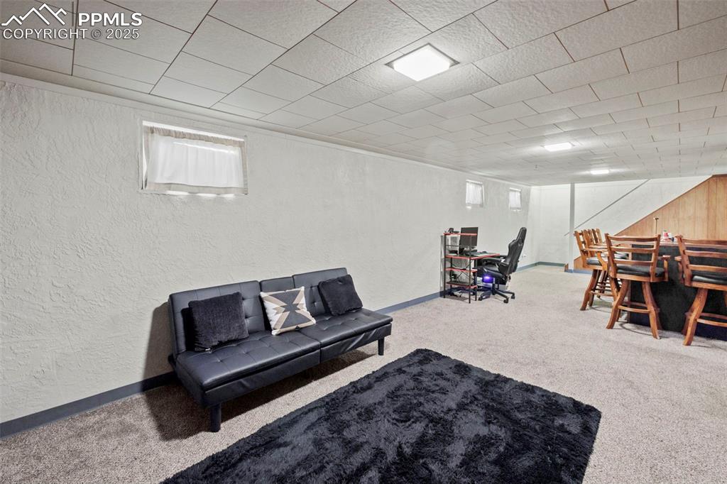 Image 21 of 46: Living Room