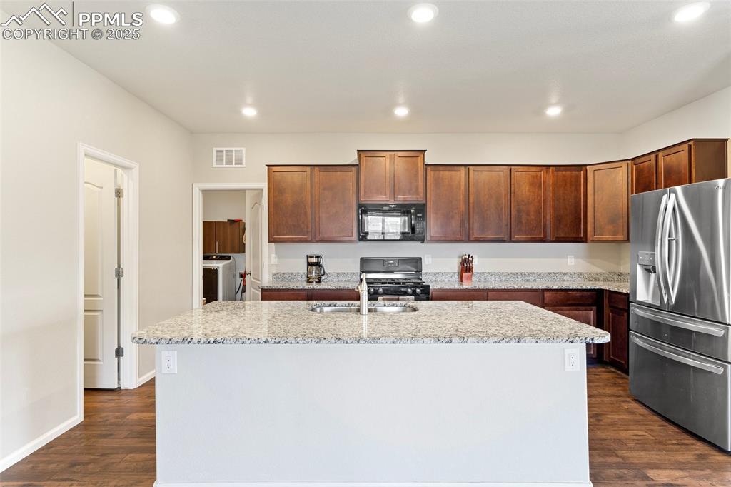 Image 15 of 48: Kitchen