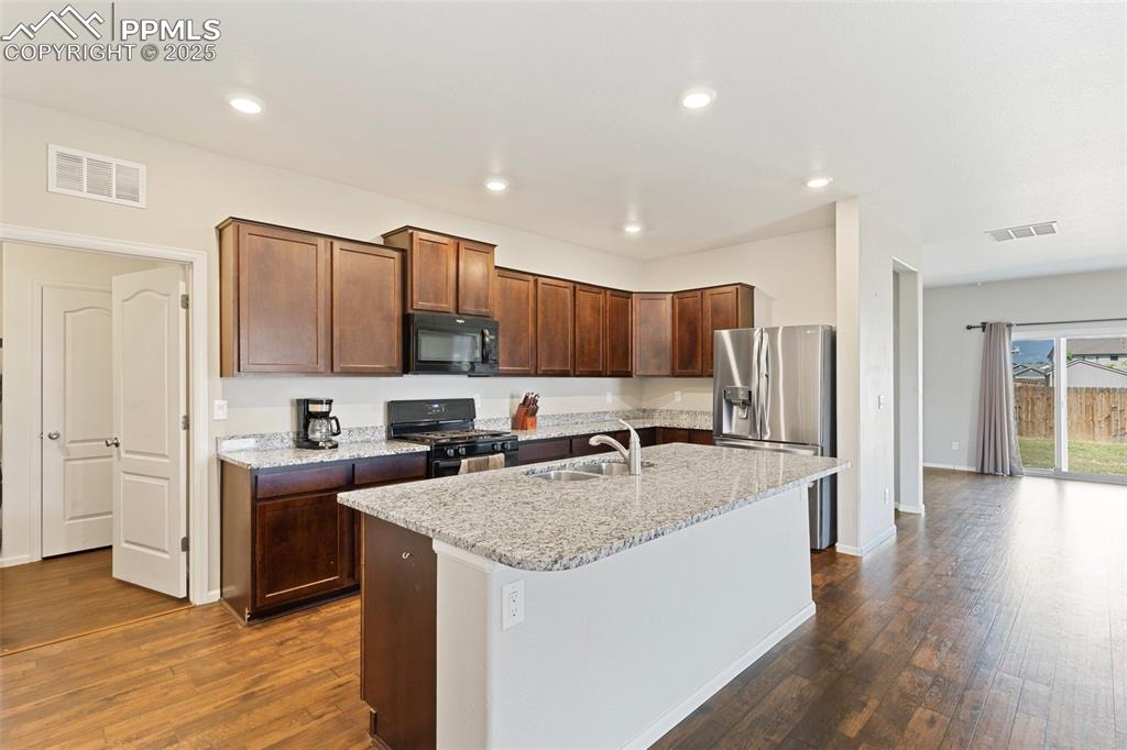 Image 16 of 48: Kitchen