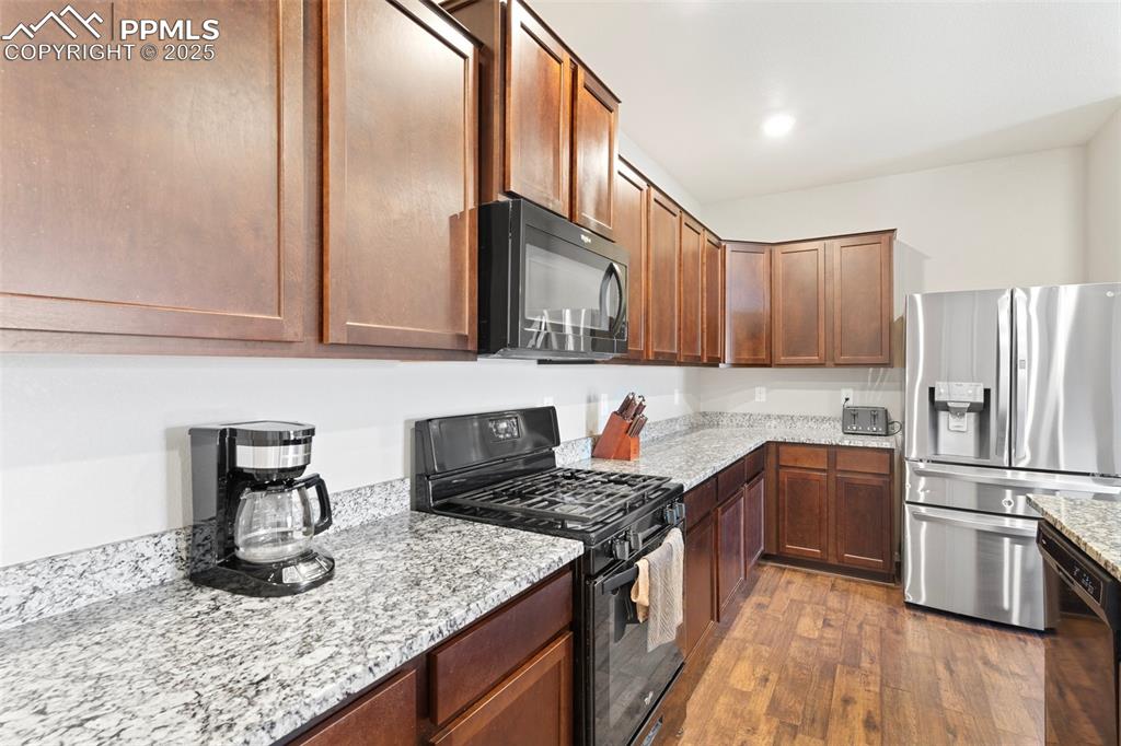 Image 19 of 48: Kitchen