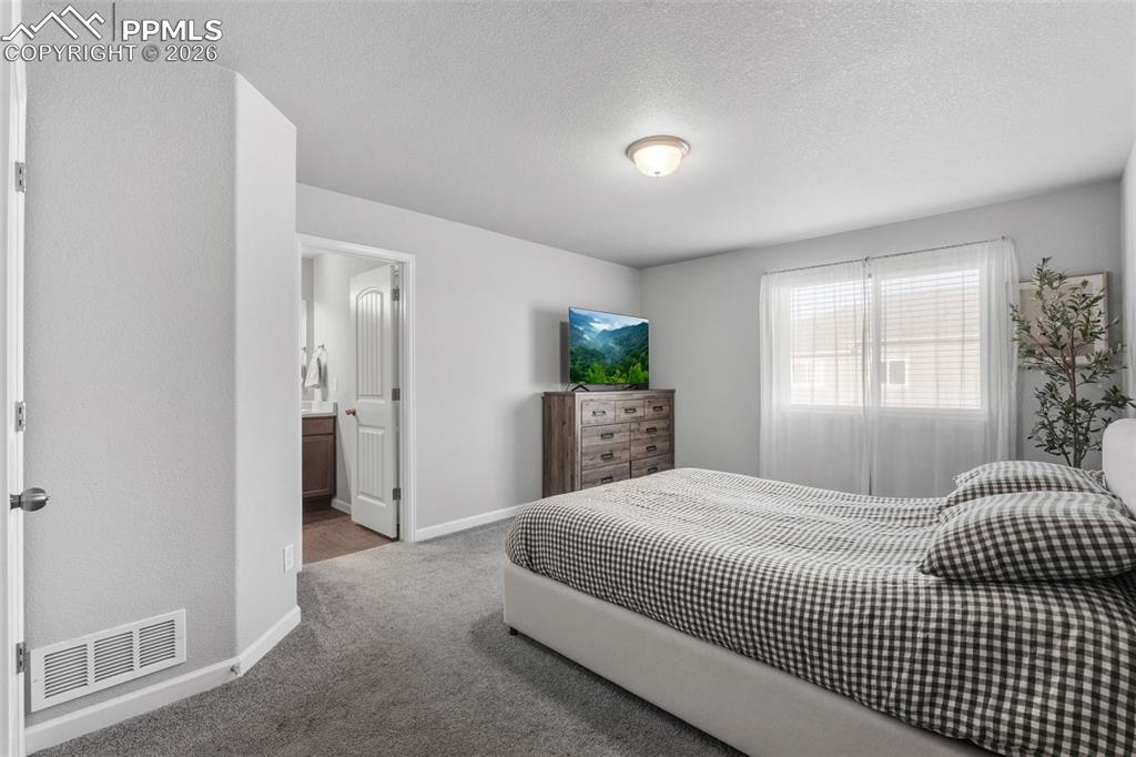 Image 18 of 34: Bedroom