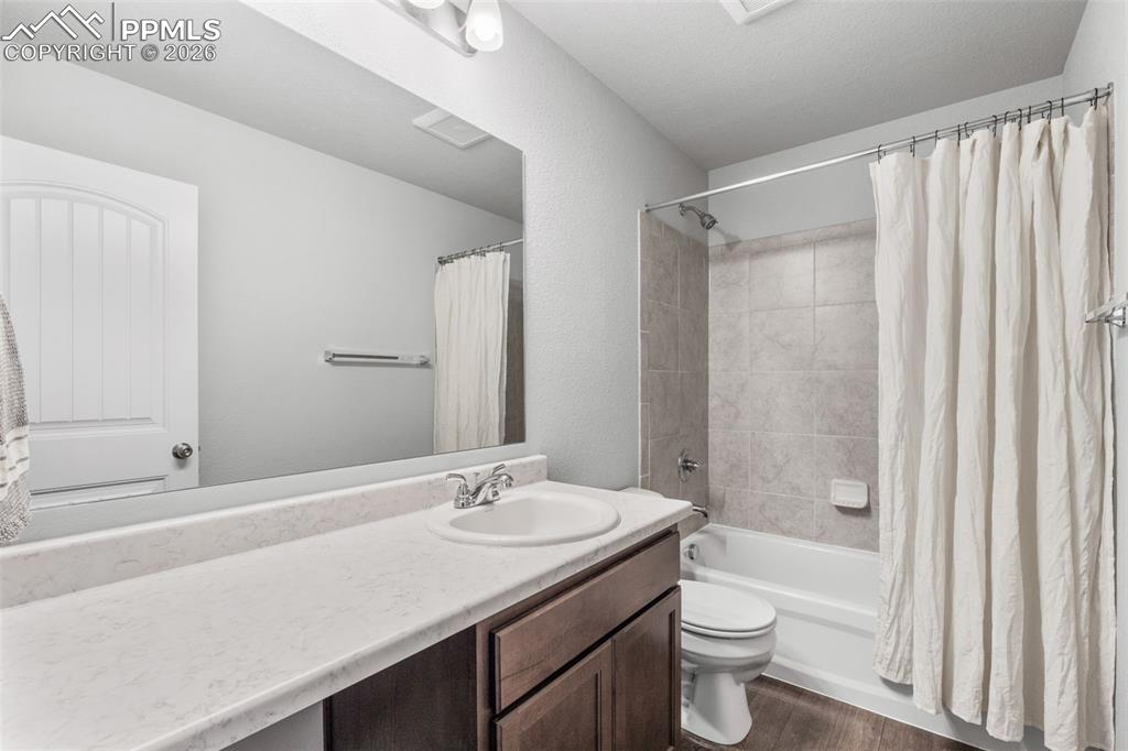 Image 23 of 34: Bathroom