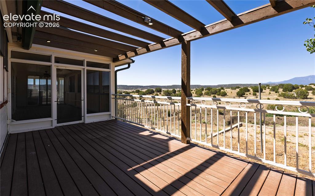 Image 36 of 40: Deck