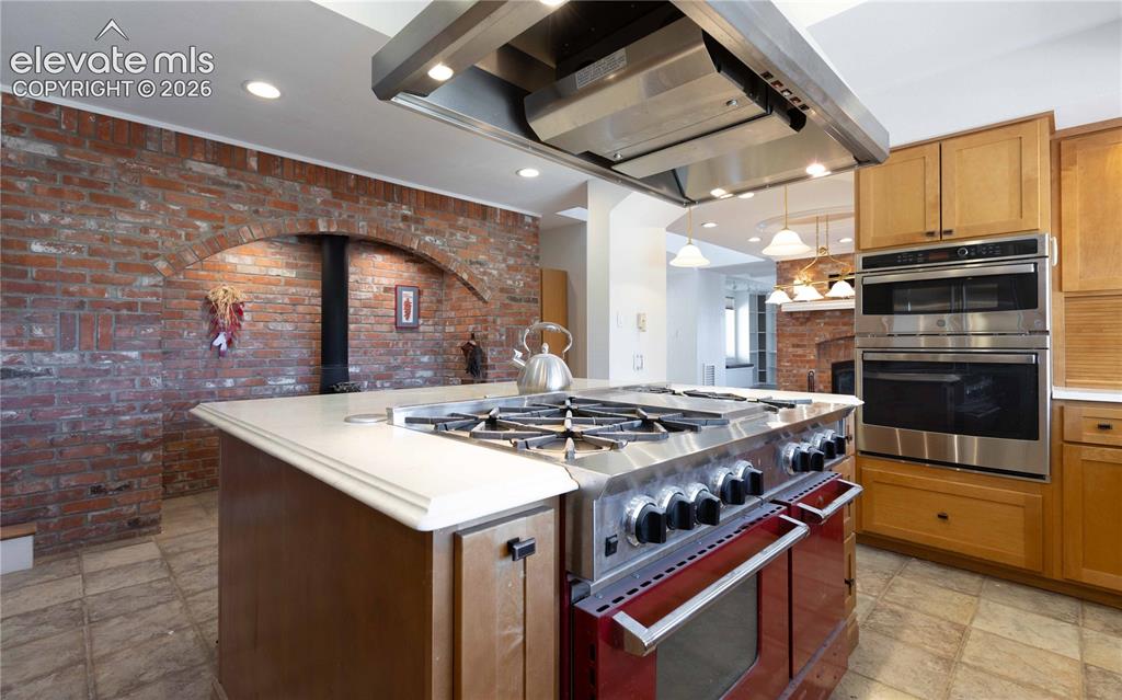 Image 7 of 40: Kitchen