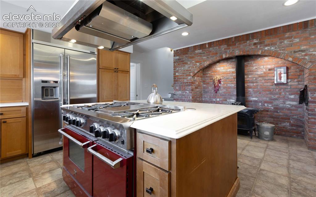Image 8 of 40: Kitchen