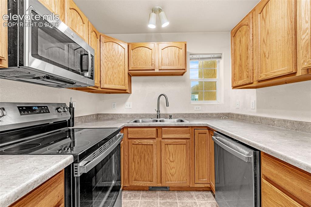 Image 15 of 33: Kitchen