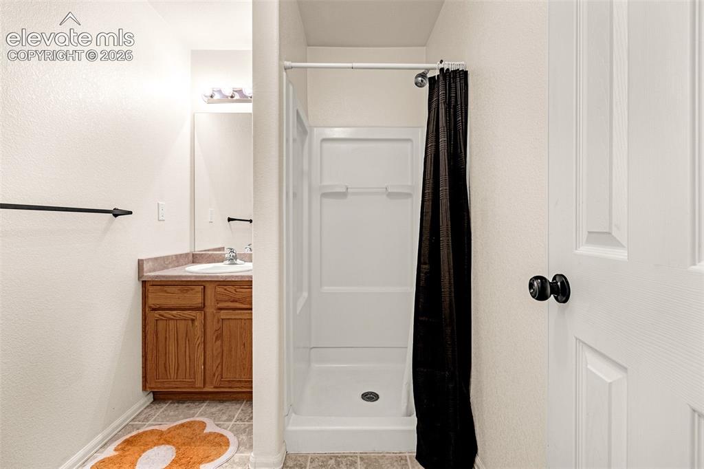 Image 18 of 33: Bathroom