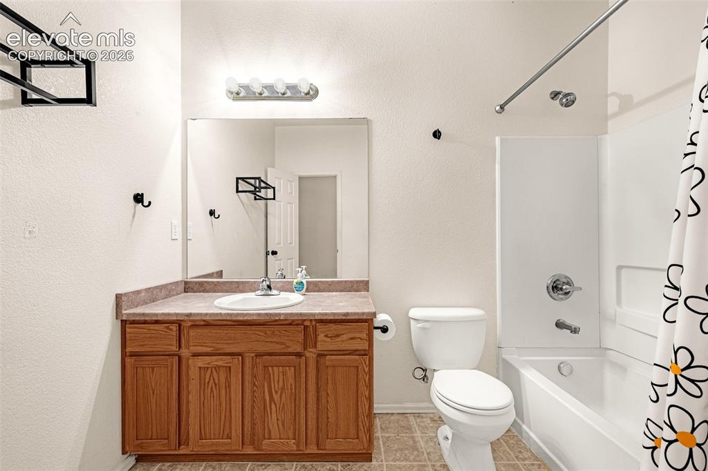 Image 19 of 33: Bathroom