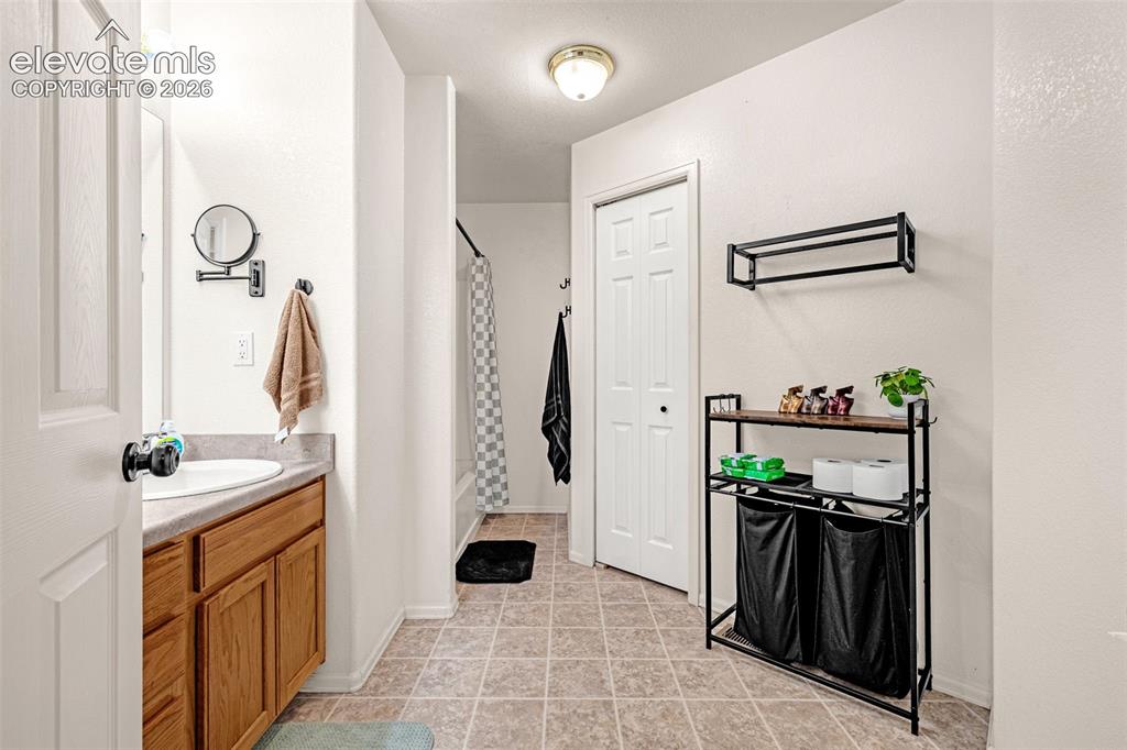 Image 5 of 33: Bathroom